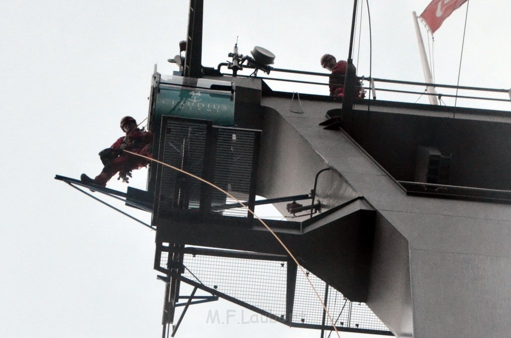 Einsatz BF Hoehenretter Koelner Seilbahn Hoehe Zoobruecke P2185.JPG